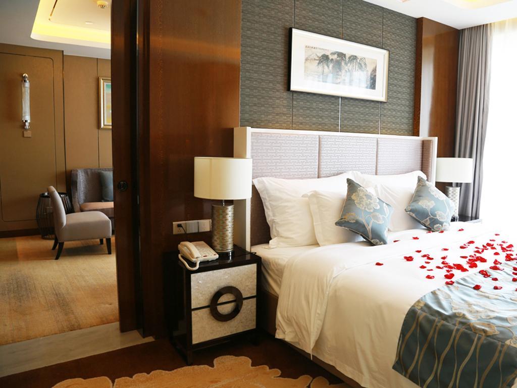 Ramada Plaza Liuzhou Liudong Hotel Room photo