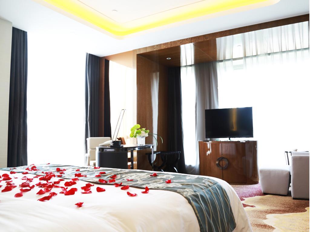 Ramada Plaza Liuzhou Liudong Hotel Room photo